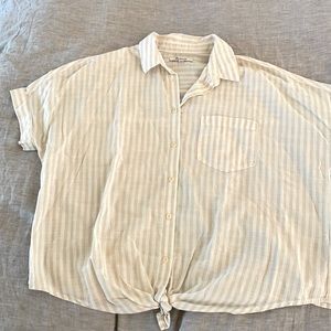 Madewell cropped tie-front courier button up top. Great condition! Size Small.